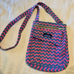 Kavu Keeper Crossbody / Pink & Blue Chevron